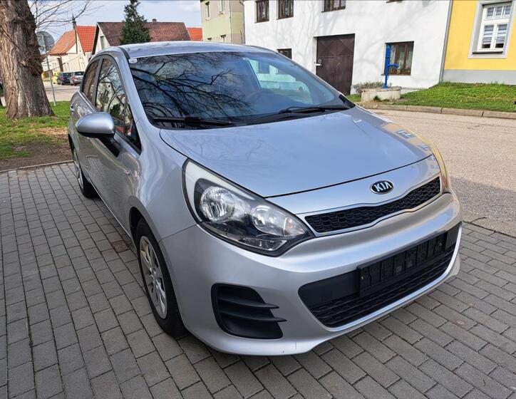KIA Rio 13