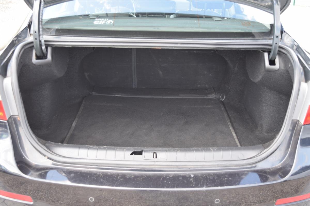 Renault Latitude Sedan / Limuzína 2,0 l 110 kw