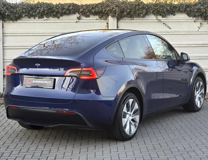 Tesla Model Y 6
