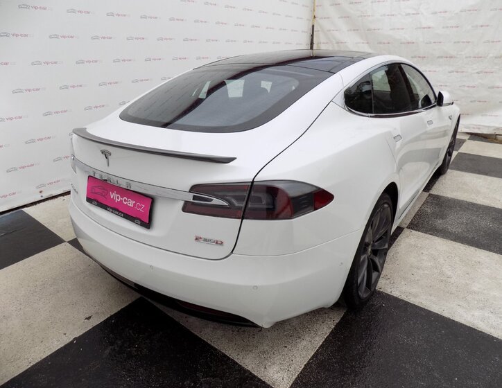 Tesla Model S 8