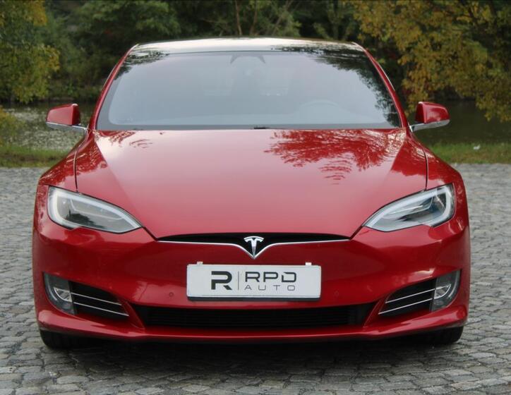 Tesla Model S 8