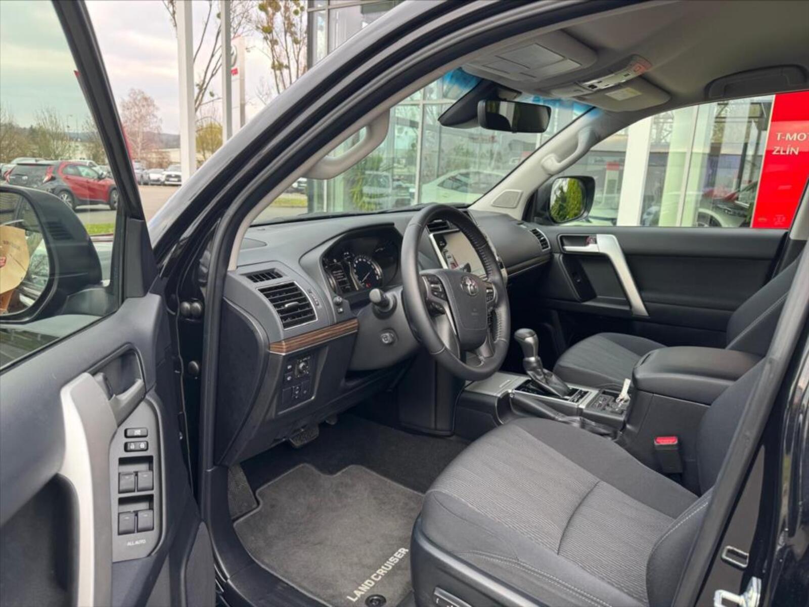 Toyota Land Cruiser 9