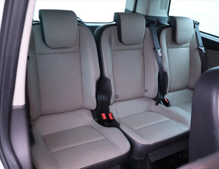 Ford Tourneo Custom 13