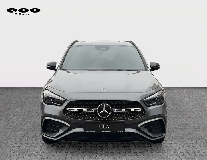 Mercedes-Benz GLA 8
