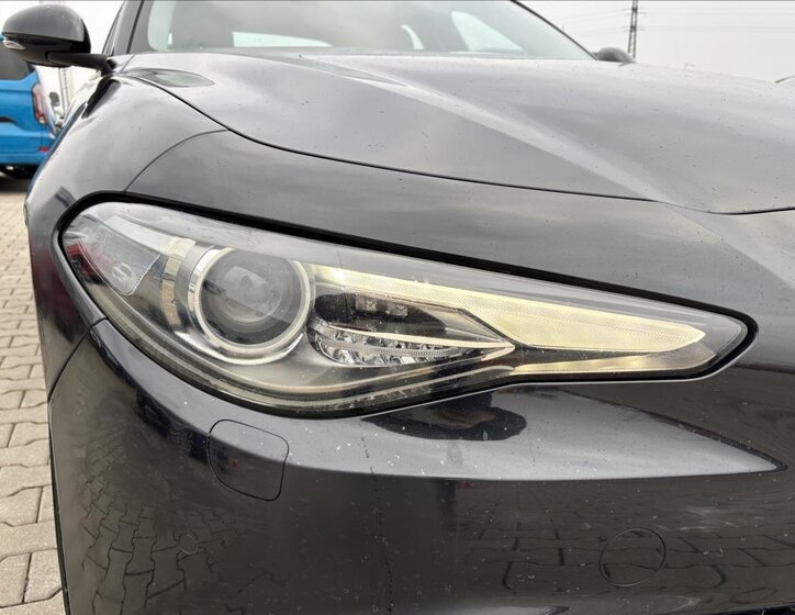 Alfa Romeo Giulia Sedan / Limuzína 2,1 l 132 kw