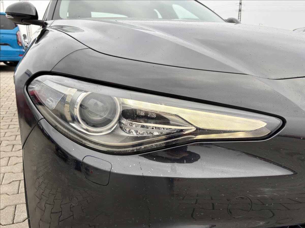 Alfa Romeo Giulia Sedan / Limuzína 2,1 l 132 kw