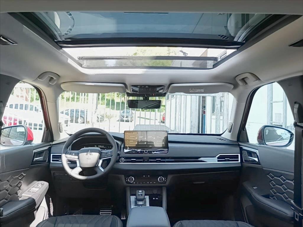 Mitsubishi Outlander SUV 2,4 l 225 kw