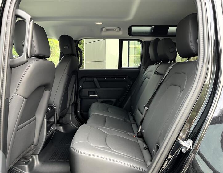 Land Rover Defender 28