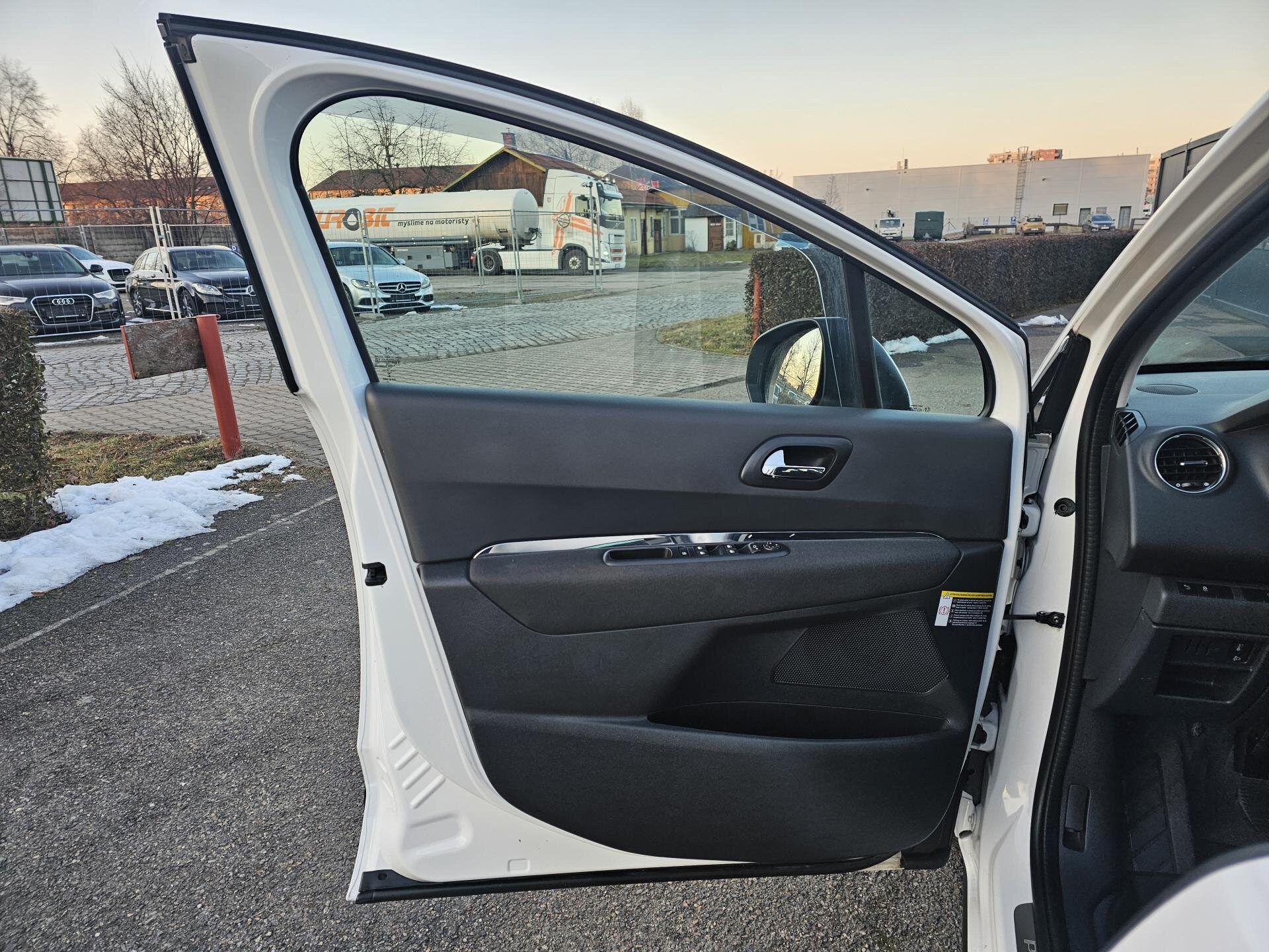 Peugeot 3008 SUV 1,2 l 96 kw