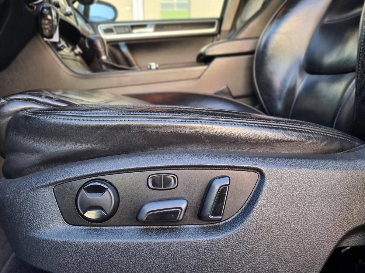 Volkswagen Touareg SUV 4,1 l 250 kw