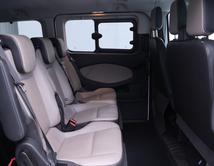 Ford Tourneo Custom 13