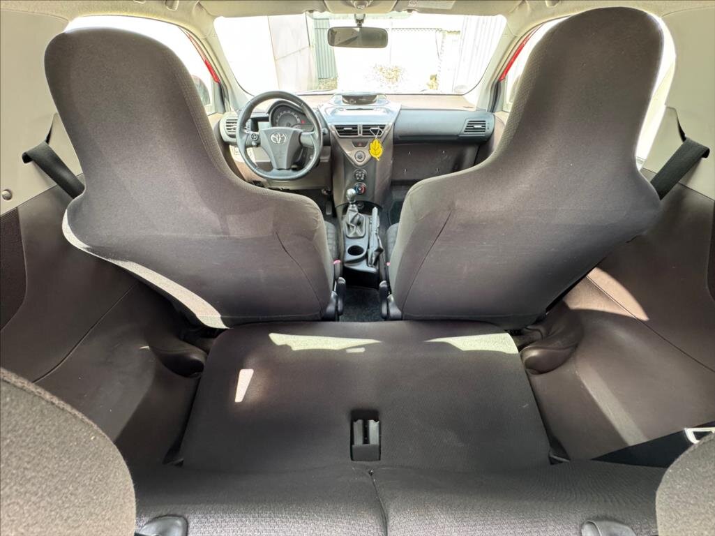 Toyota iQ Hatchback 998,0 50 kw