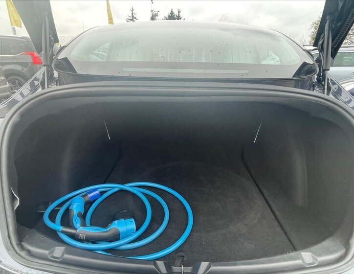 Tesla Model 3 Sedan / Limuzína 0,0 239 kw