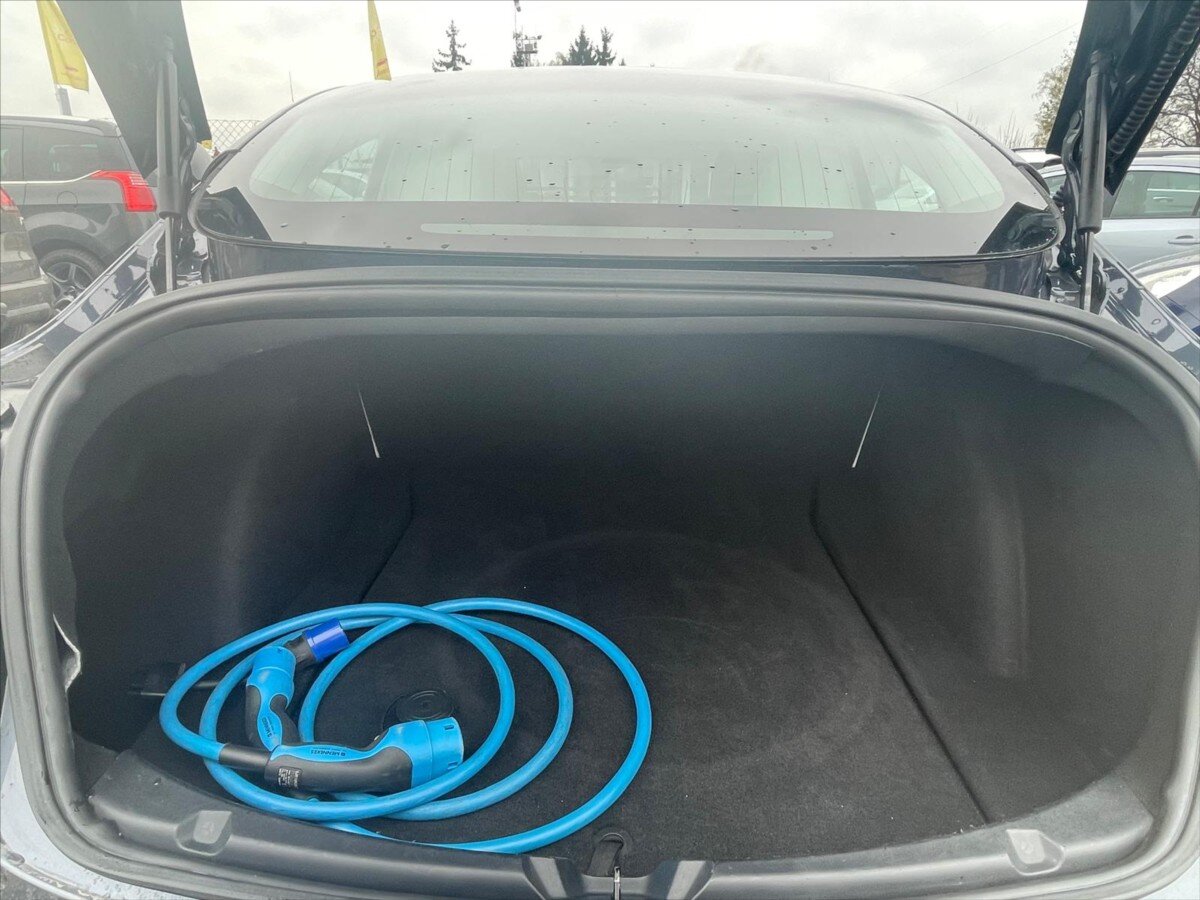 Tesla Model 3 Sedan / Limuzína 0,0 239 kw