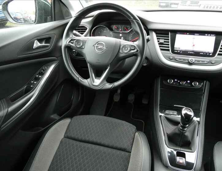 Opel Grandland X SUV / Terénní 1,2 l 96 kw