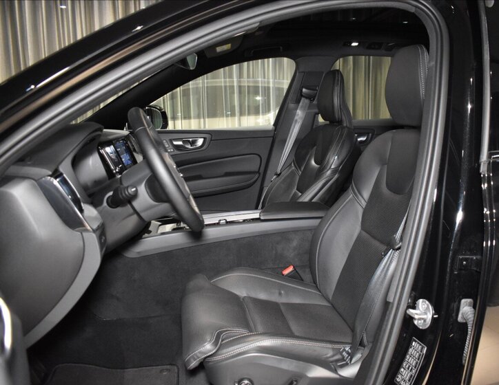 Volvo XC60 SUV / Terénní 2,0 l 257 kw