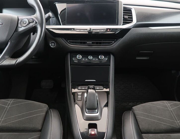 Opel Grandland SUV / Terénní 1,6 l 147 kw