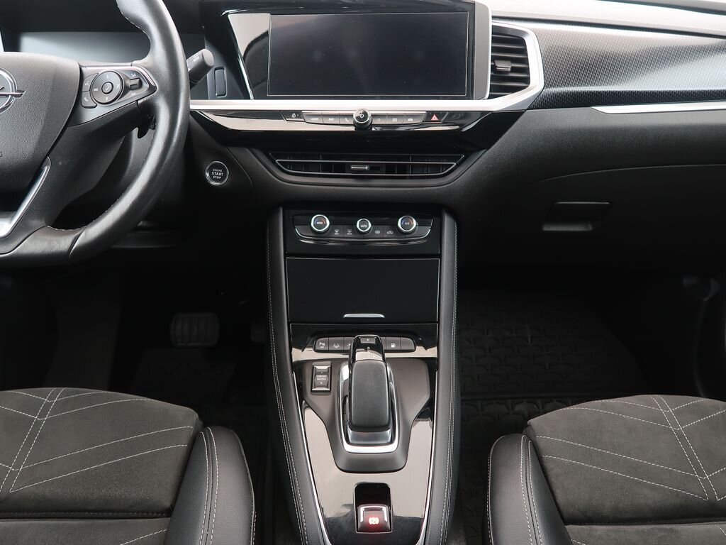 Opel Grandland SUV / Terénní 1,6 l 147 kw