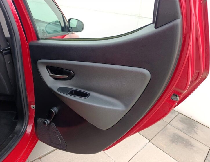 Lancia Y Hatchback 1,2 l 51 kw