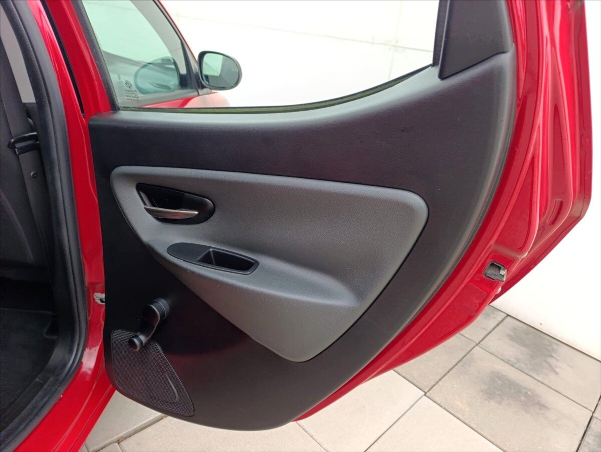 Lancia Y Hatchback 1,2 l 51 kw