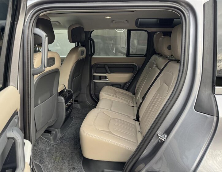 Land Rover Defender 12