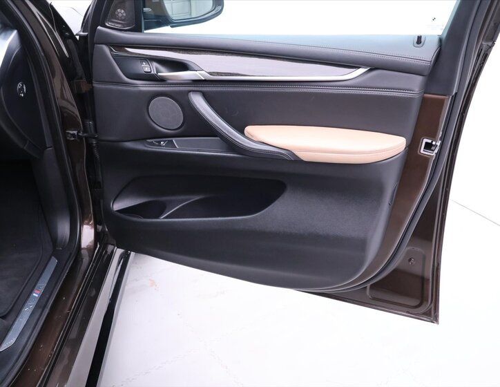 BMW X5 SUV / Terénní 4,4 l 423 kw