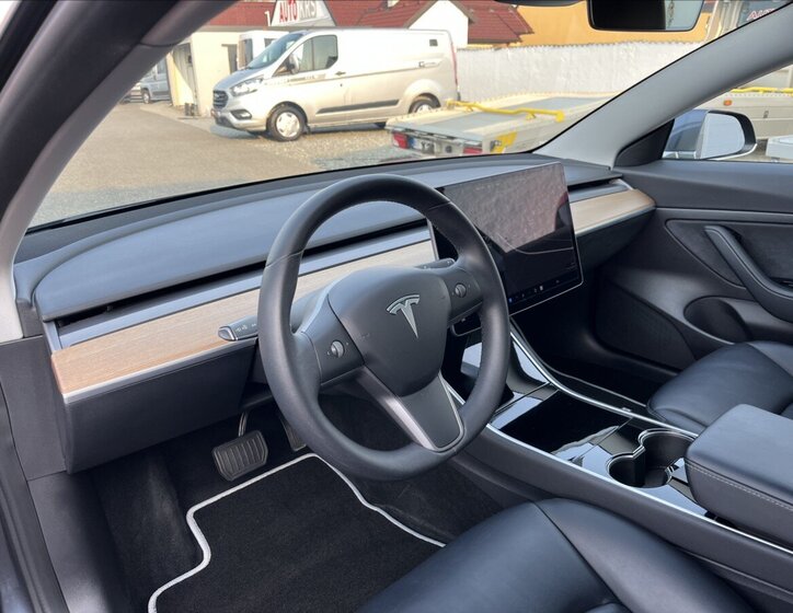 Tesla Model 3 Ostatní 0,0 239 kw