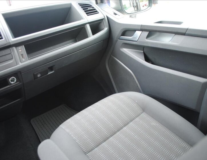 Volkswagen Caravelle 26