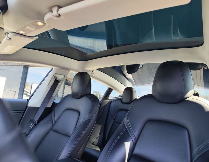 Tesla Model 3 Sedan / Limuzína 0,0 155 kw