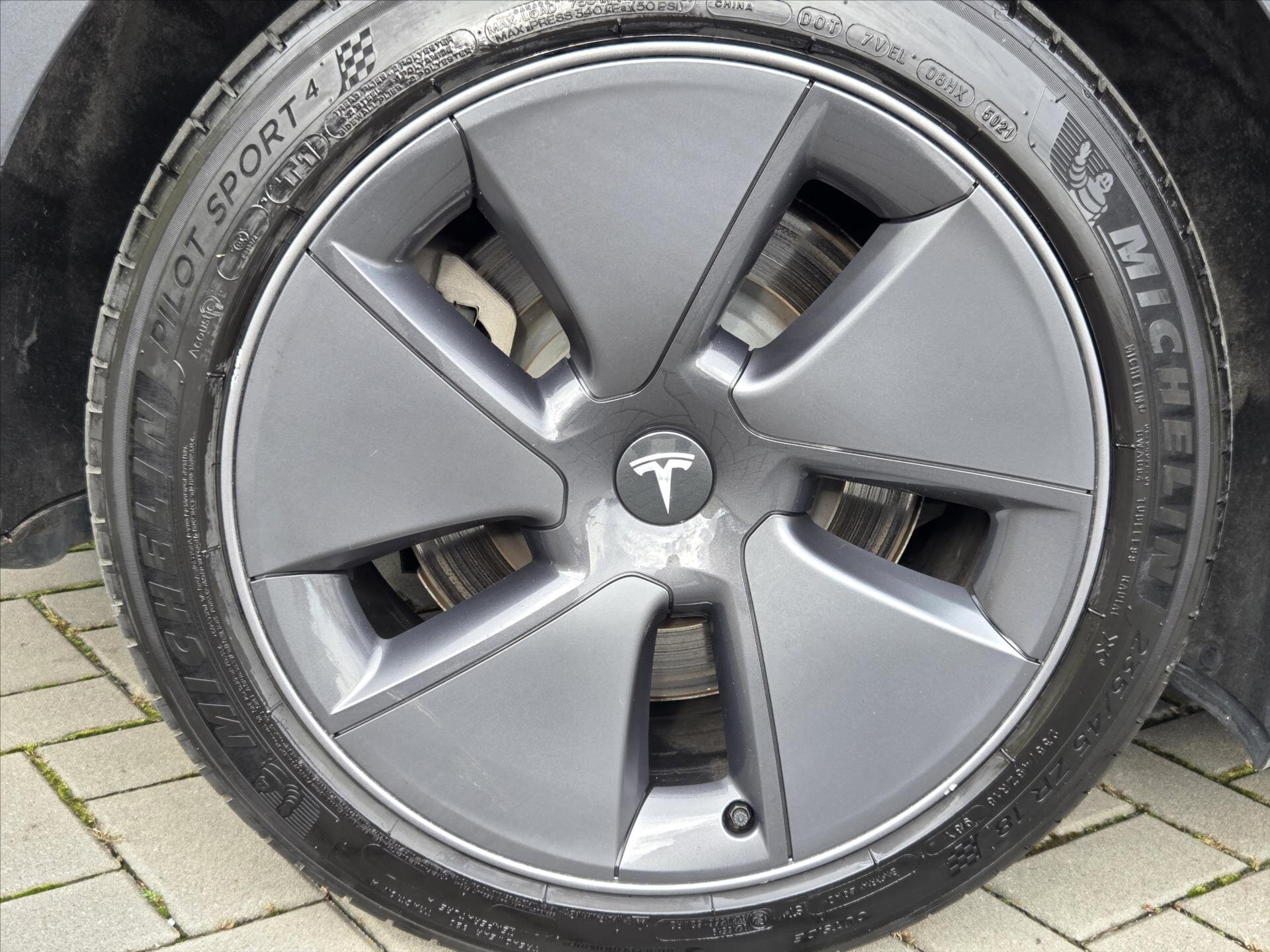 Tesla Model 3 Sedan 0,0 208 kw