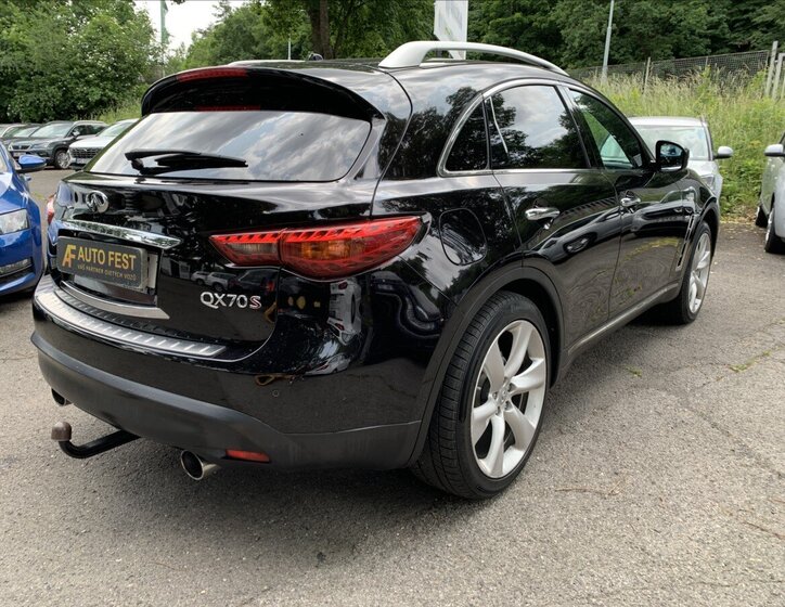 Infiniti QX70 5