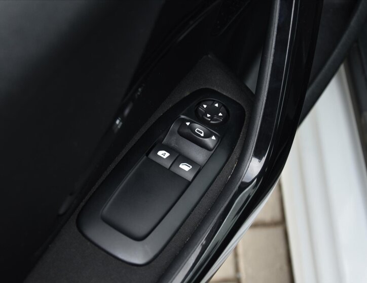 Peugeot 208 Hatchback 1,2 l 60 kw