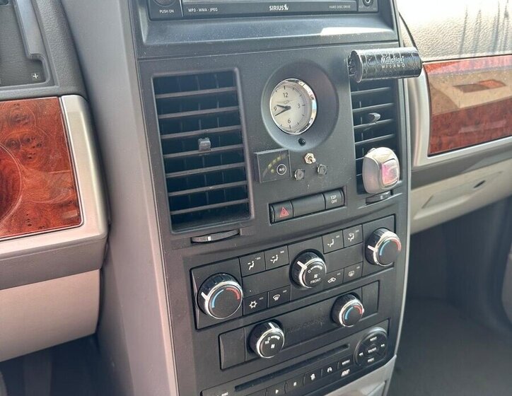 Chrysler Town & Country 4