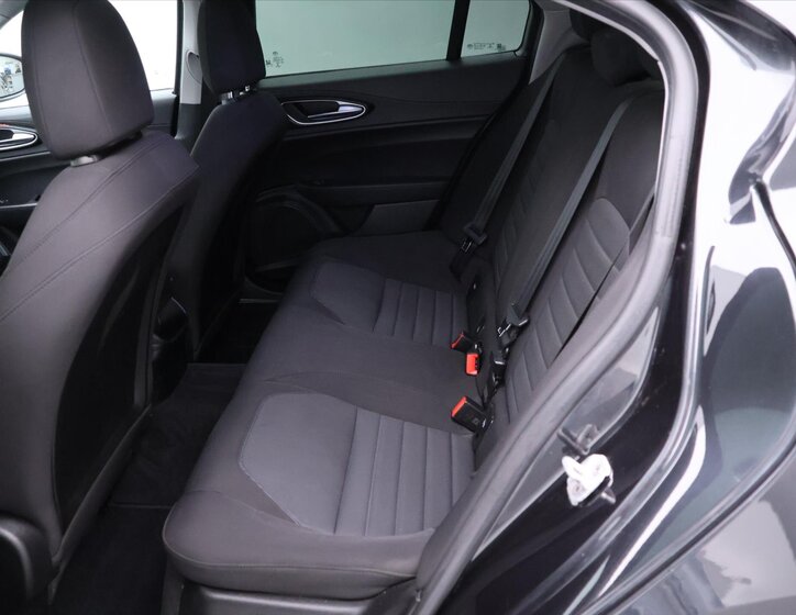 Alfa Romeo Giulia Sedan / Limuzína 2,1 l 110 kw