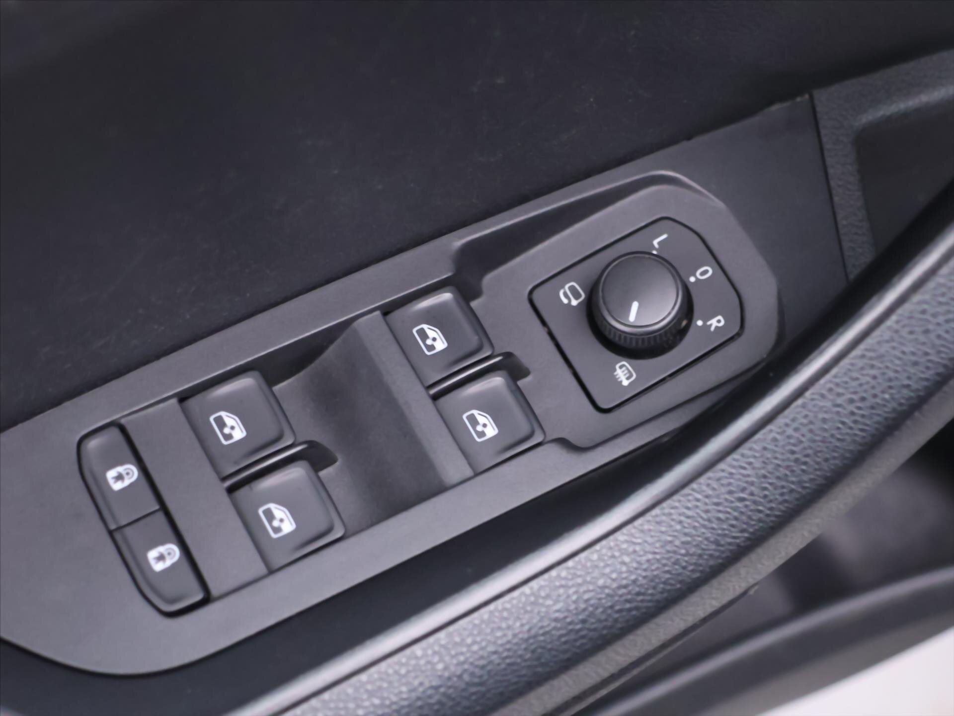 Škoda Karoq SUV / Terénní 1,6 l 85 kw