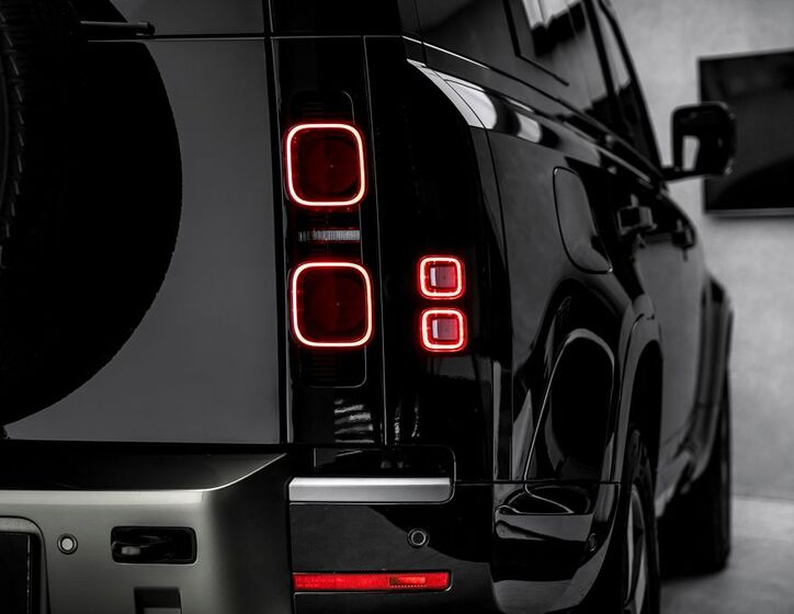 Land Rover Defender 10