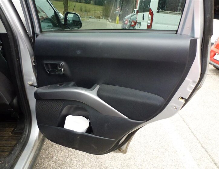 Mitsubishi Outlander SUV / Terénní 2,0 l 103 kw