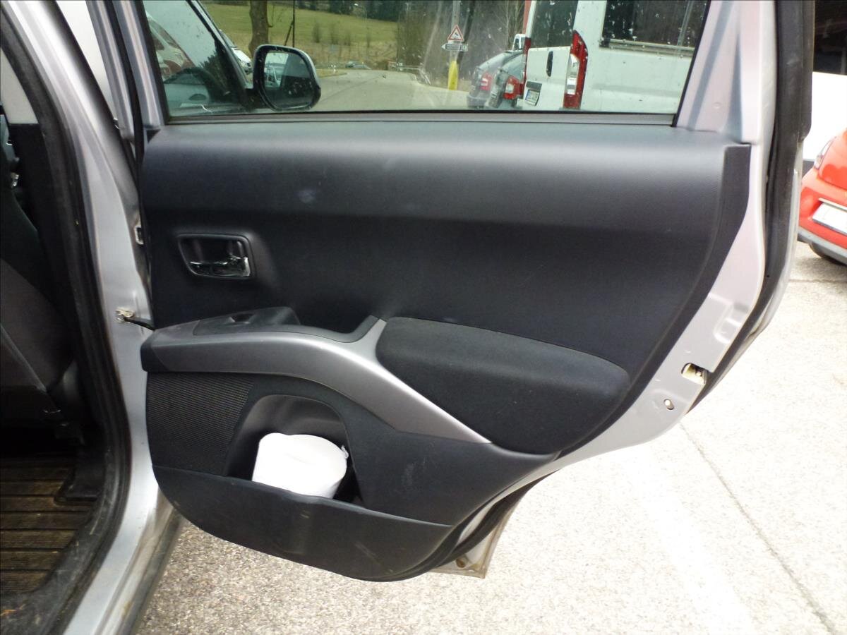 Mitsubishi Outlander SUV / Terénní 2,0 l 103 kw