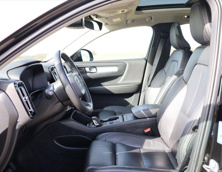 Volvo XC40 SUV / Terénní 2,0 l 140 kw