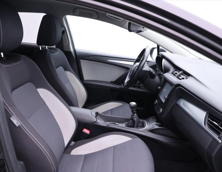 Toyota Avensis Kombi 2,0 l 105 kw