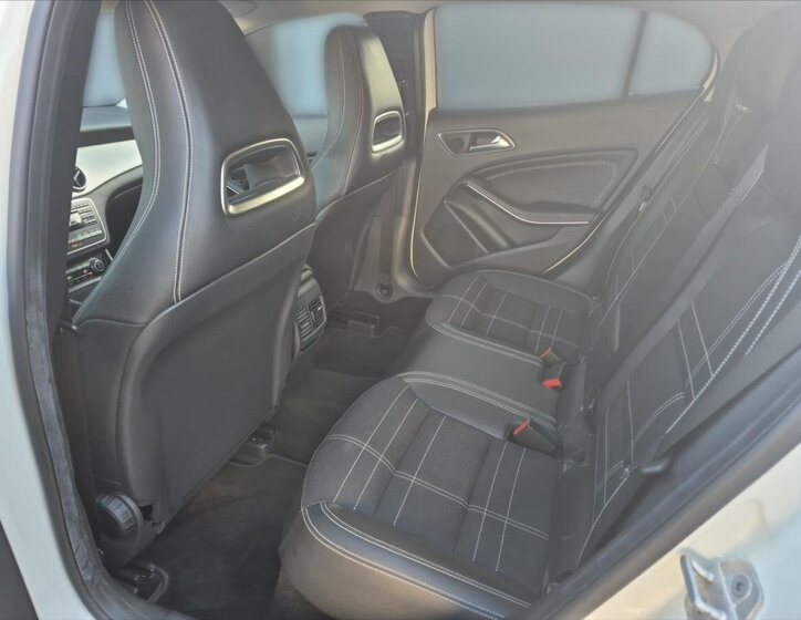 Mercedes-Benz GLA 10