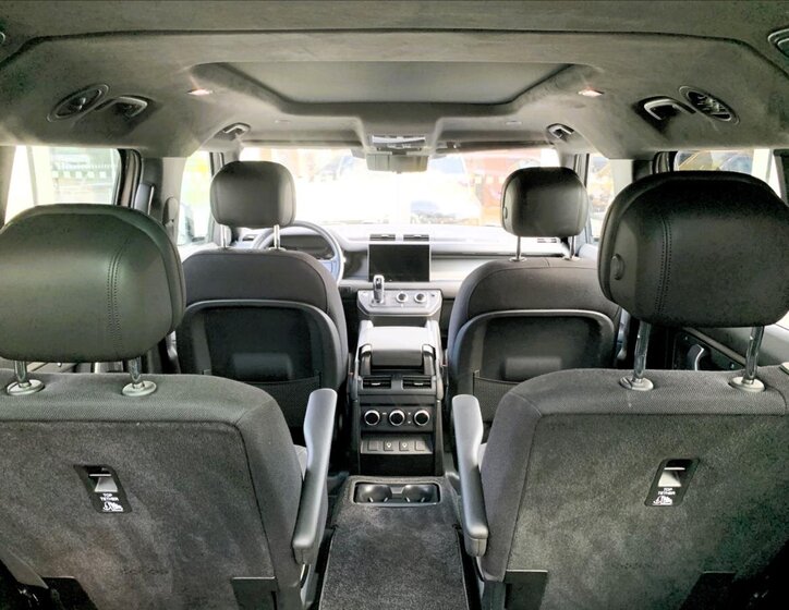 Land Rover Defender 18