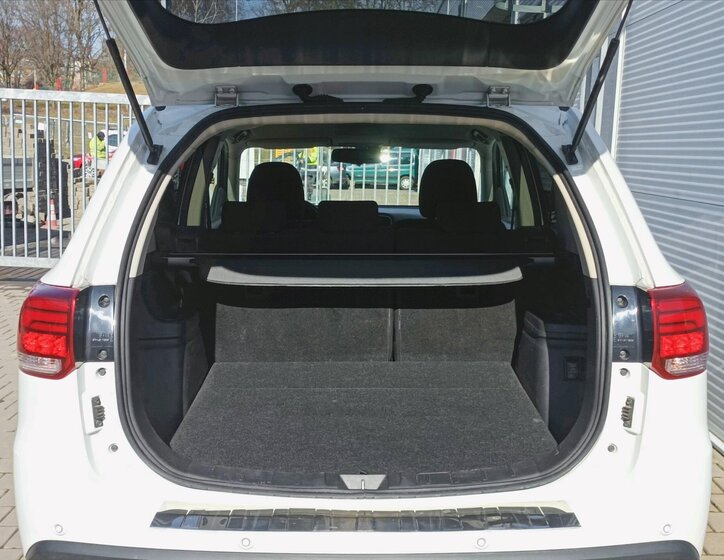 Mitsubishi Outlander SUV 1,9 l 110 kw