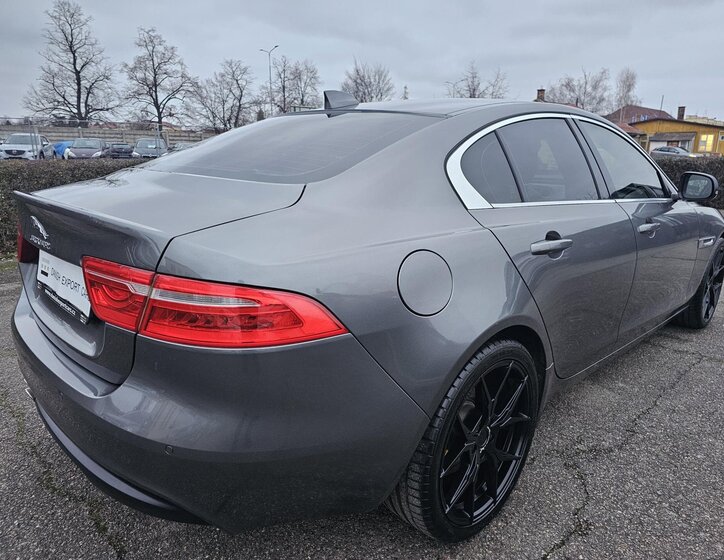 Jaguar XE 9