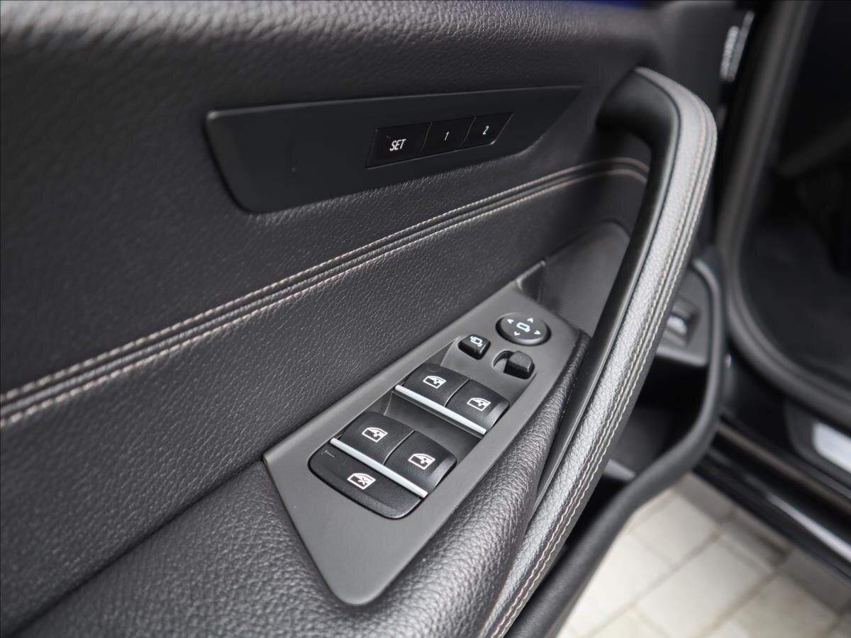 BMW Řada 5 Kombi 3,0 l 195 kw