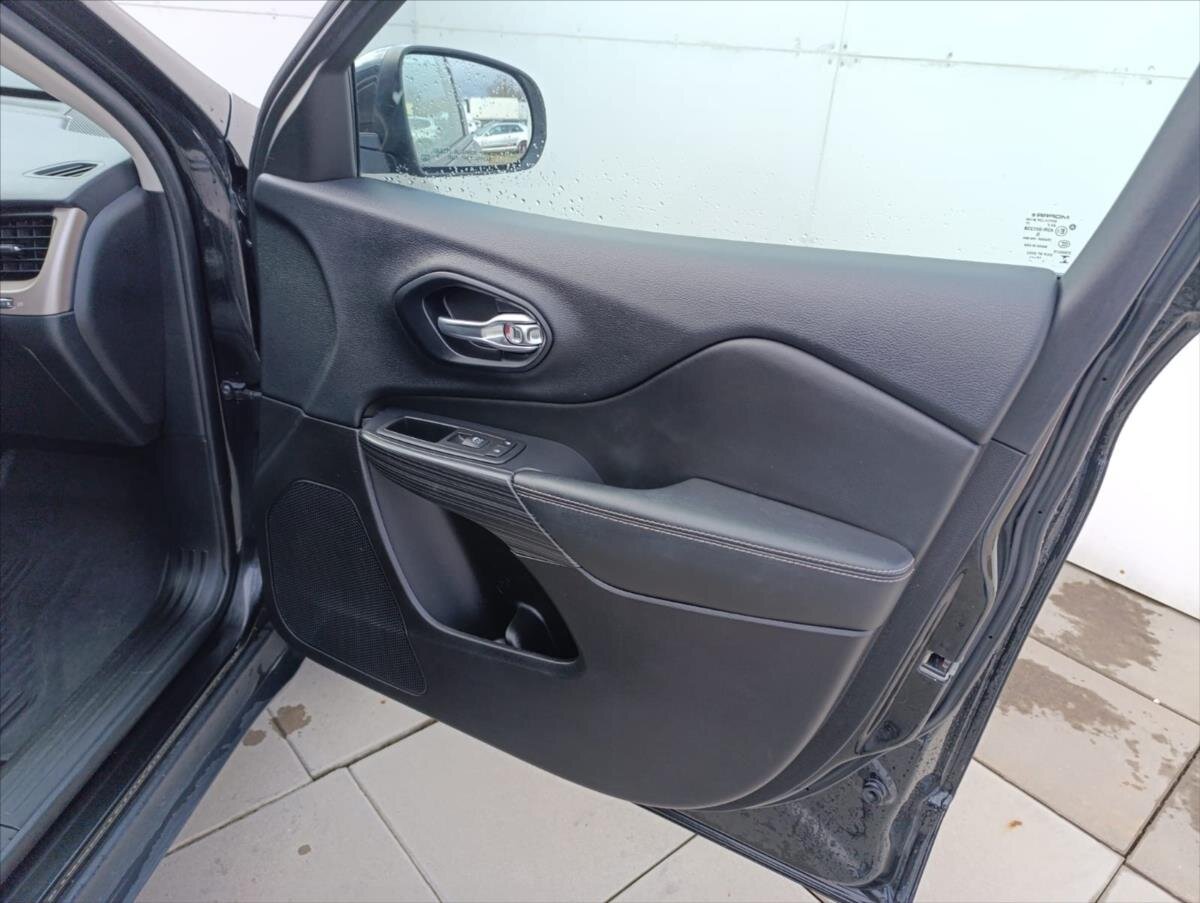 Jeep Cherokee SUV / Terénní 3,2 l 200 kw