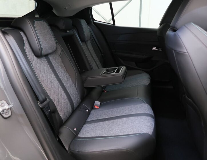 Peugeot 408 Liftback 1,2 l 96 kw