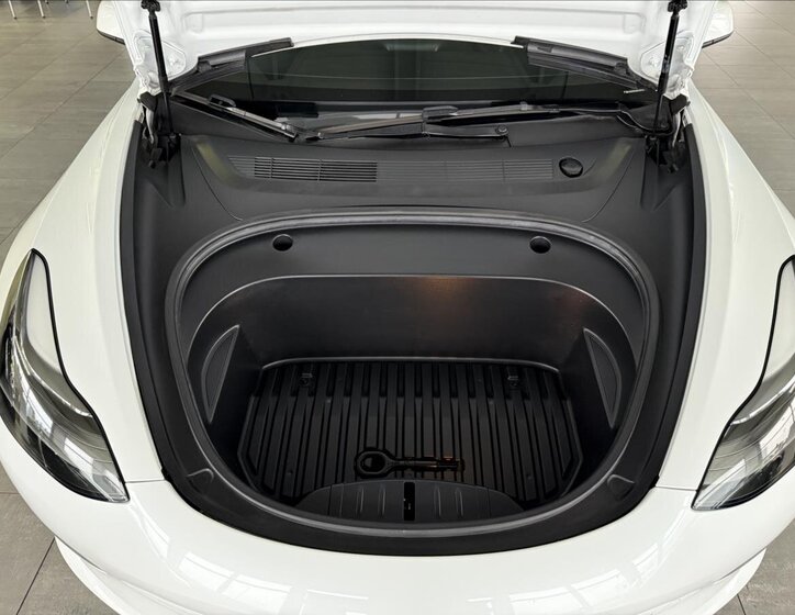 Tesla Model 3 Sedan / Limuzína 0,0 377 kw