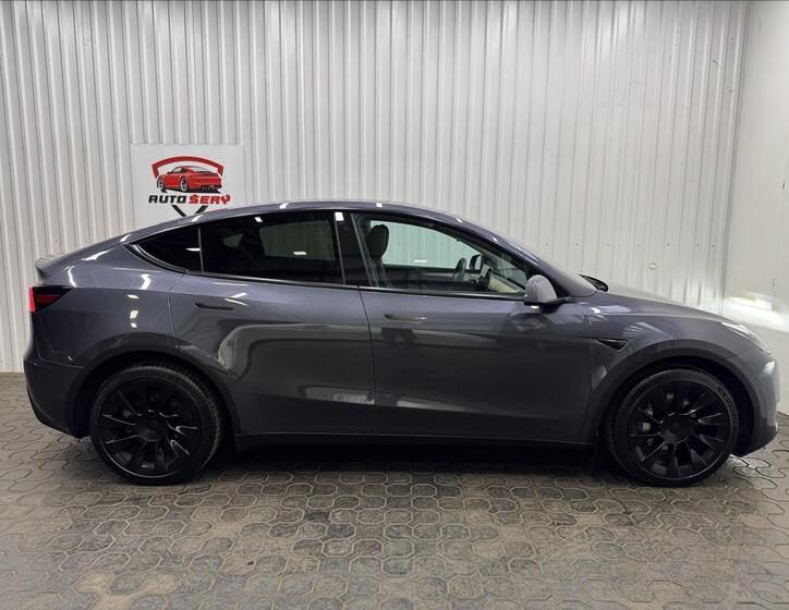 Tesla Model Y 10