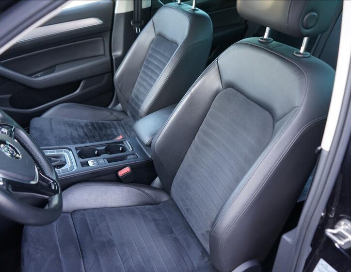 Volkswagen Passat Sedan / Limuzína 2,0 l 176 kw